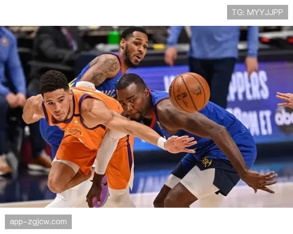 官方暂停期间,现场大屏幕播放主队本月“最佳快攻配合”集锦